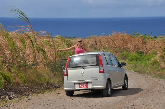 O nosso pequeno Daihatsu atravessando área rural da ilha de St. Kitts - Caribe